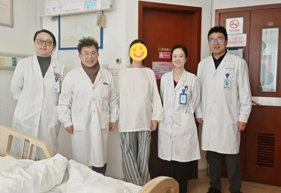 正月初六早上，手術開始了。「這類心臟病產婦，分娩過程中任何細微的血壓波動都可能引發嚴重後果。」徐雲釗主刀，當天10點32分，一名體重2800克、發育成熟的女嬰順利娩出。（人民日報）