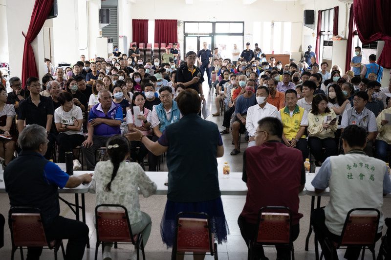 9月5日台南市政府於理想大安活動中心舉辦訴訟當事人選定說明會，許多災民希望台南市政府可以先替災民支付重建經費，再向業者求償，但台南市府未能正面回應，只說災民可以提出國賠。（攝影／楊子磊）