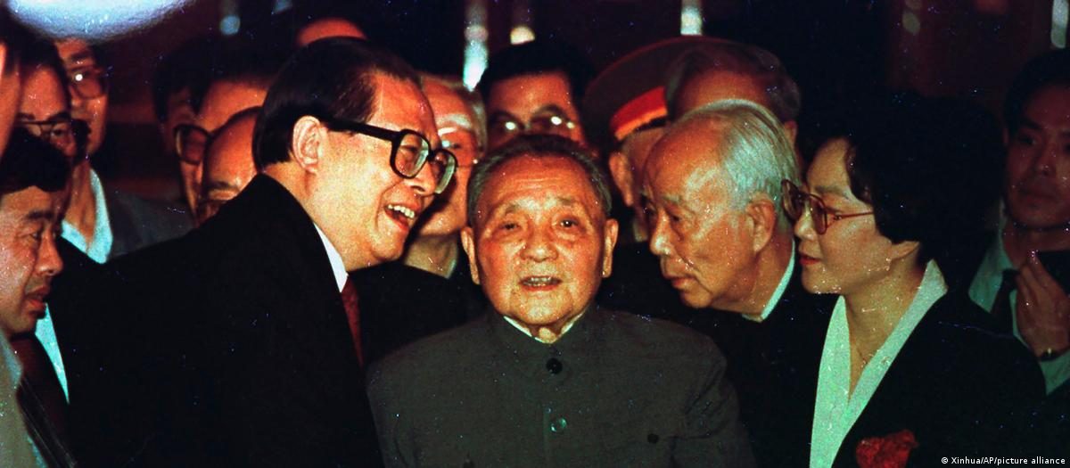 江泽民领导了邓小平时代开启的向市场经济转型，也遵循着邓“黑猫白猫、抓到老鼠就是好猫”的实用主义