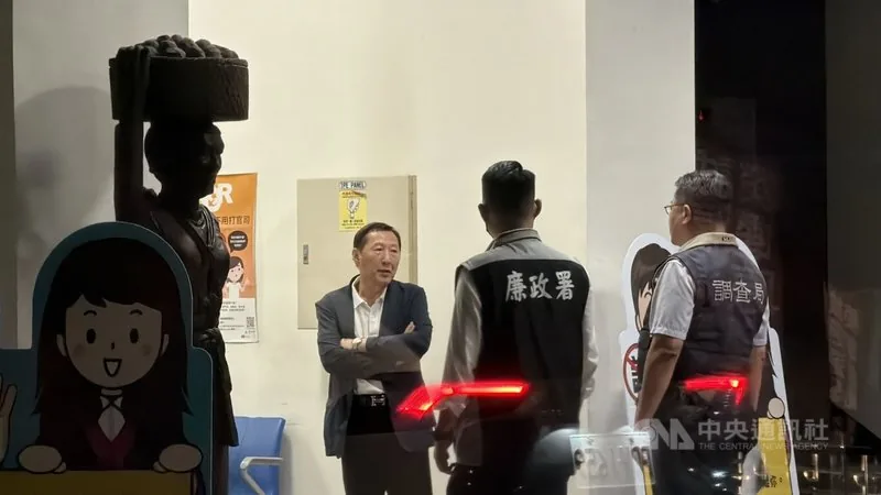 吴俊立（左）深夜移送台东地检署复讯。