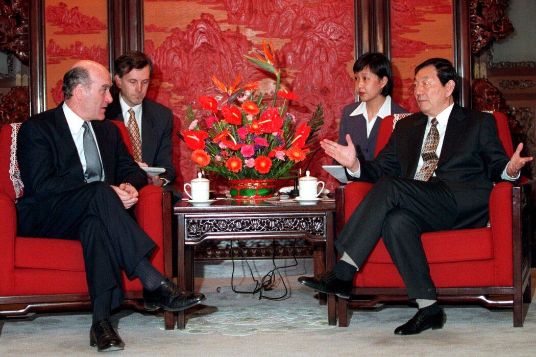 中国前总理朱镕基逝世:市场化改革和“入世”推手 1 1999年,中国申请加入世界贸易组织的谈判期间,朱镕基与美国商务部长威廉·戴利举行会晤。