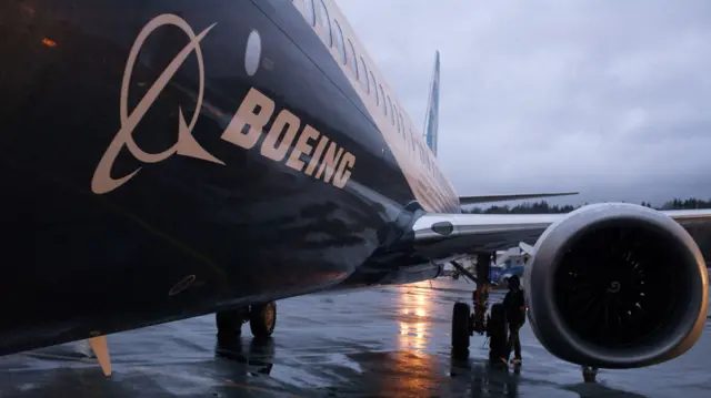 美国华盛顿州波音伦顿工厂内一架737 Max客机上的波音企业标志（资料图片）