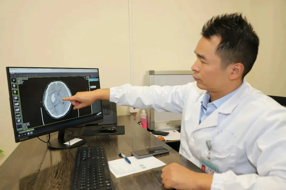 醫院為張先生安排急診頭顱 CT 檢查，結果提示右側基底節區出血。（南方都市報）
