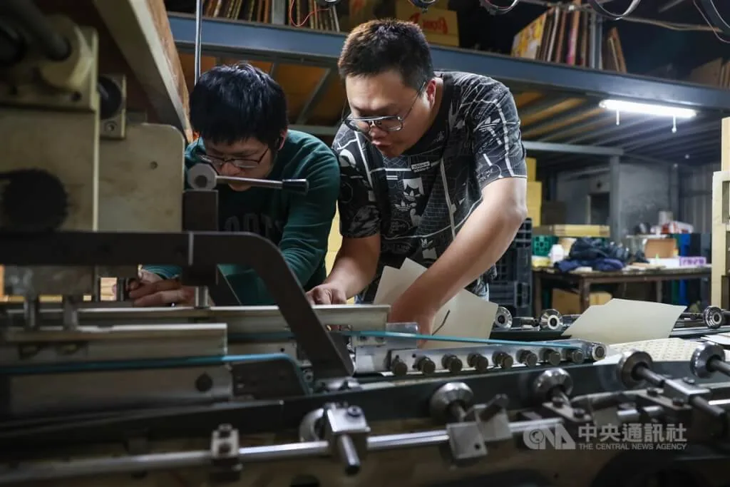 新北市板桥区制造加工厂内的工人和生产设备（资料照片）