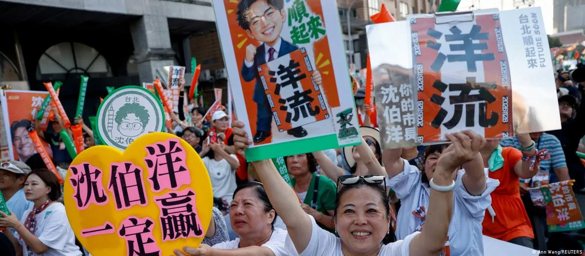图为10月3日，沈伯洋在台北举办竞选总部成立的造势活动，大批支持者拿著“洋流”等海报到场支持。