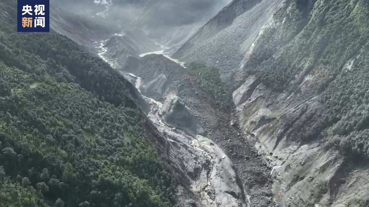 吉隆口岸方向發現堰塞湖。（航拍影片截圖）