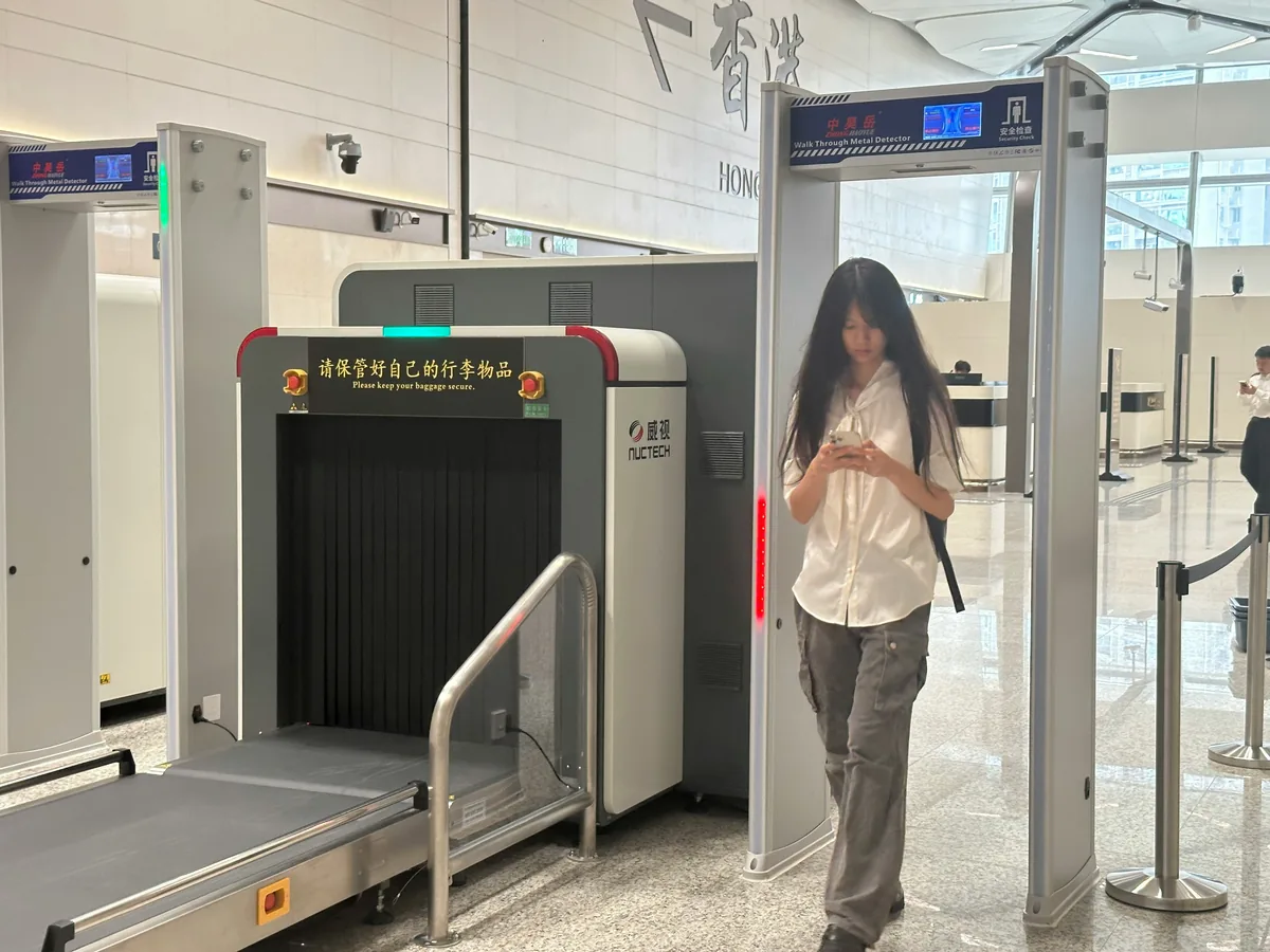 新皇岗口岸直击|港人大赞过关「快靓正」 中六生:以为系商场 2 香港中六學生Jade。(香港01記者)