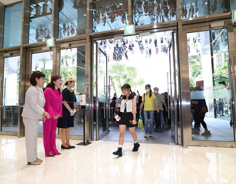 远东Garden City全区试营运 目标百亿营收挑战新竹以北王座 1 位於台北大巨蛋的遠東Garden City最大區域B區「莫內花園」22日展開試營運,遠東SOGO營業總經理吳素吟(左起)、董事長黃晴雯迎接民眾進場。中央社記者張新偉攝 115年8月22日