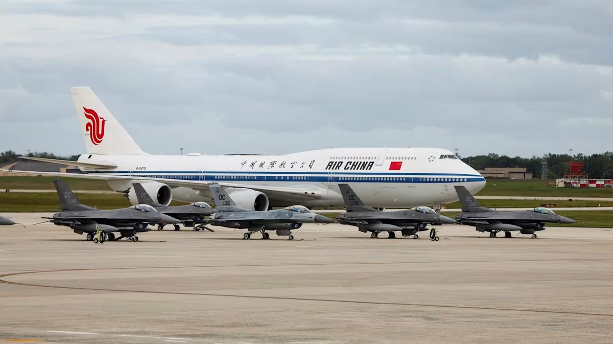 习近平专机抵达美国 特朗普亲自接机 5 中国国家主席习近平乘坐的专机抵达美国马里兰州安德鲁斯联合基地。(图:路透社)