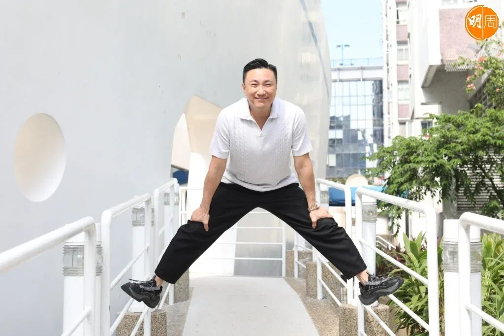 崔建邦重返新城电台主持《大风吹》 当年因迟到被辞退 3 adabde5e6da5f771d01c3d62125455150d0dca279913bdcb3463300b0194444c article