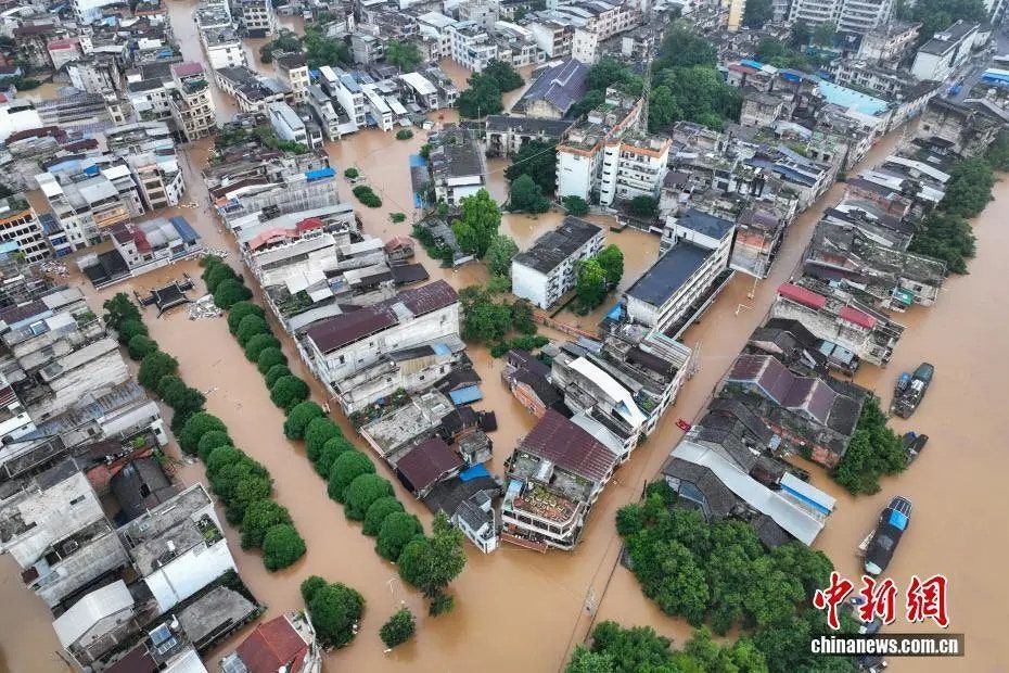 25日3時10分，龍州縣城多條街道被洪水浸泡，各項救援工作持續有序進行。（中新網）