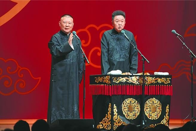 大陸相聲演員郭德綱7月24日在武漢演出時，即興改編一首紅歌歌詞，遭網友舉報，武漢文旅局指其涉嫌違規，已立案調查。圖為2023年郭德綱(左)、于謙在紐約表演相聲。（中新社）