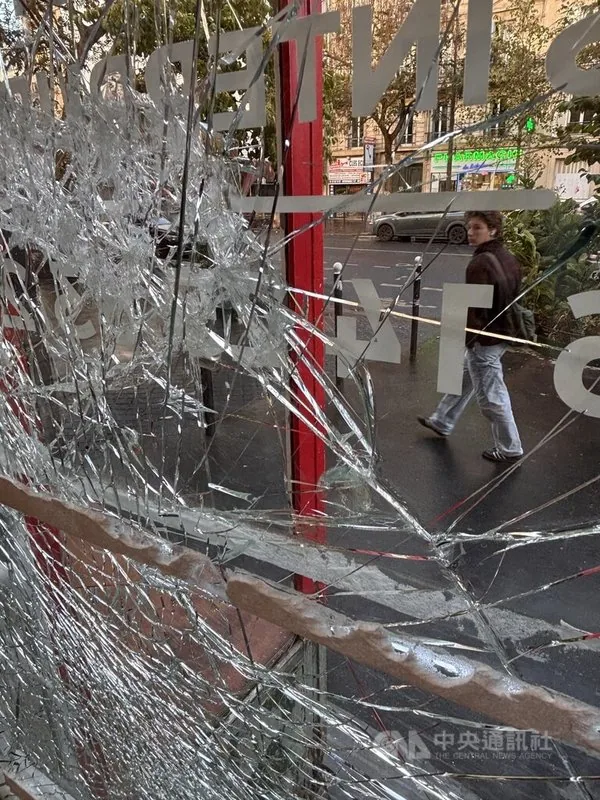 法國17日全國性示威出現嚴重暴力，巴黎伏爾泰大道上多家商店被砸毀洗劫。中央社記者曾依璇巴黎攝　115年10月22日