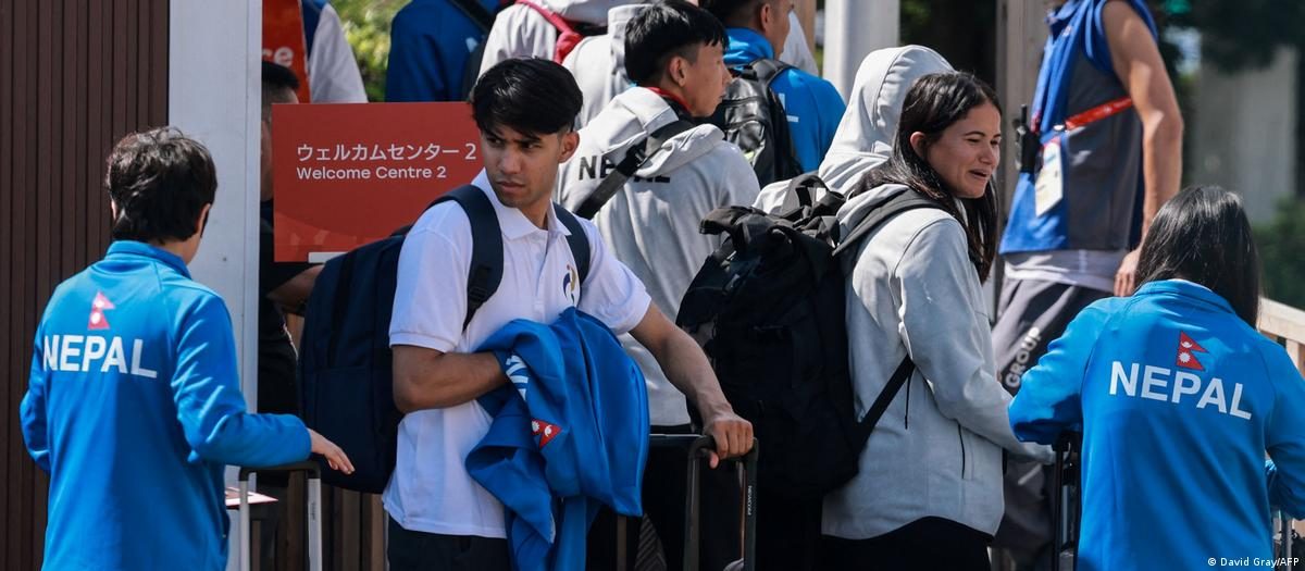 2026年9月17日，在名古屋举行的2026年亚运会开幕前，尼泊尔代表团成员抵达运动员村。