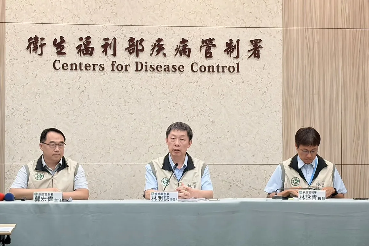 台湾疾病管制署举行记者会，中间是发言人林明诚