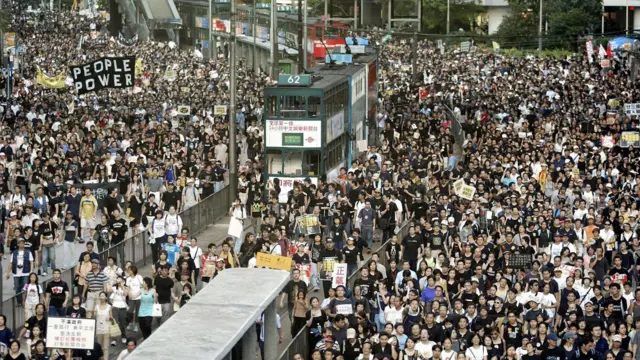 香港金钟道上“七一”游行群众将行车道与电车道完全挤满（1/7/2003）