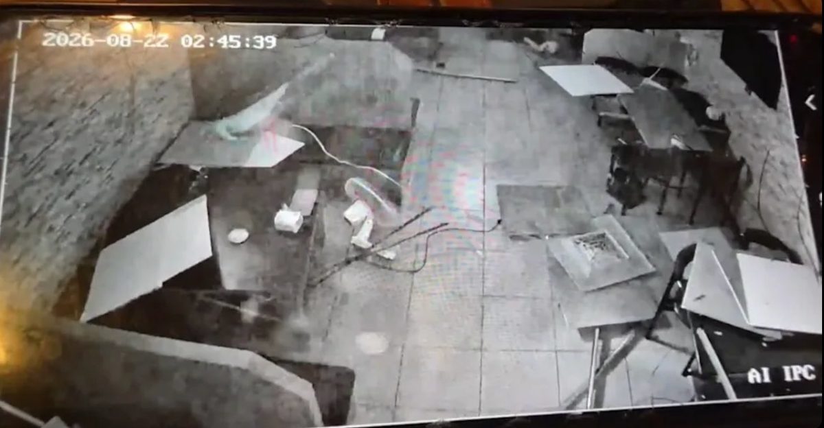 CCTV拍下爆炸瞬間震碎附近11戶建物，有民宅監視器拍下門窗、雜物噴飛的畫面。