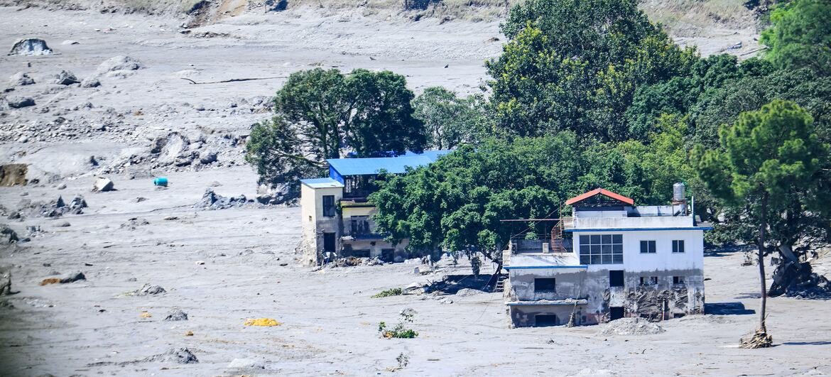尼泊尔洪灾死亡人数超过900人,救援需求持续增加 1 2026年8月26日,尼泊尔努瓦科特地区发生毁灭性山洪,一处居民点的房屋被泥浆覆盖,河床干涸。
