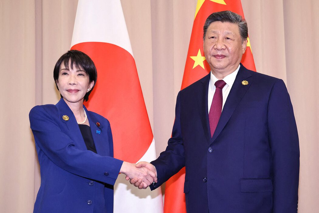 中日交锋升级 高市早苗赴纽约向特朗普求援 1 去年在韩国庆州,高市早苗与习近平握手。预计两人将于11月在深圳举行的亚太经济合作组织论坛会议上再次会面。