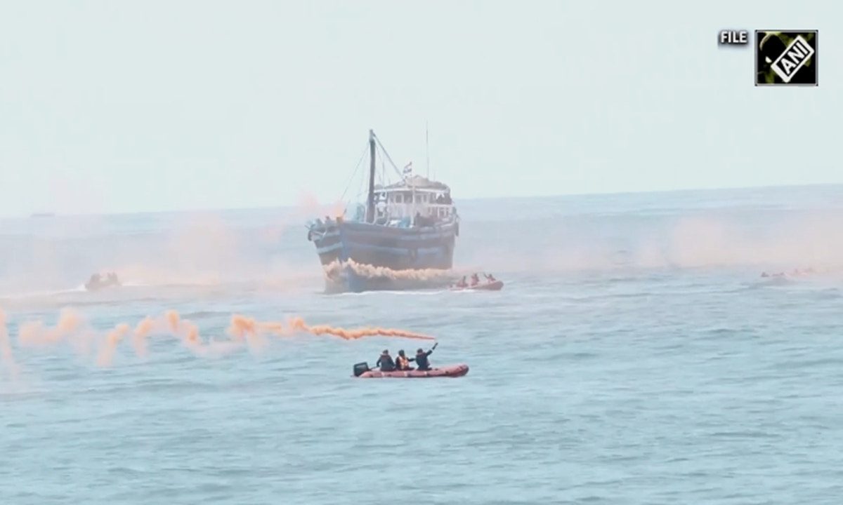 印度海岸警衛隊和印度海軍展開聯合救援行動。（NDTV報道截圖）