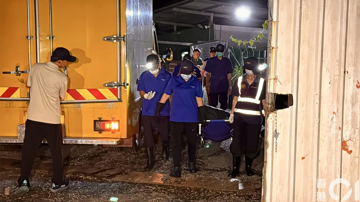 打鼓岭狗咬人|太阳曾锁落马洲车场挨饿看门口 日晒雨淋满地屎尿 3 本周五(21日)凌晨約2時,遺體由仵工移走。(李家傑攝)