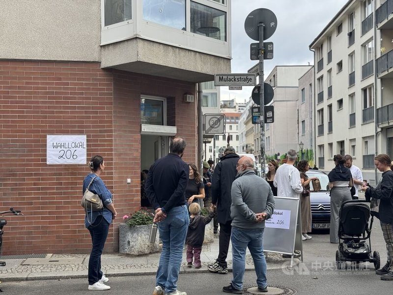 特派在现场/德国柏林邦议会选举左派党领先 住房议题主导选战 1 德國首都柏林20日舉行邦議會選舉,不少民眾一早即攜家帶眷前往投開票所投票。圖為市中心米特區一處投開票所。中央社記者林尚縈柏林攝 115年9月21日