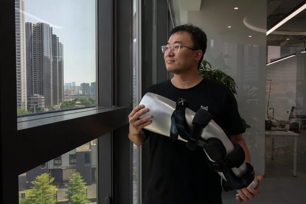 2025年，奇诺动力联合创始人兼董事长梁哲在中国深圳的办公室里。他的公司为行动不便的人制造机器人外骨骼。