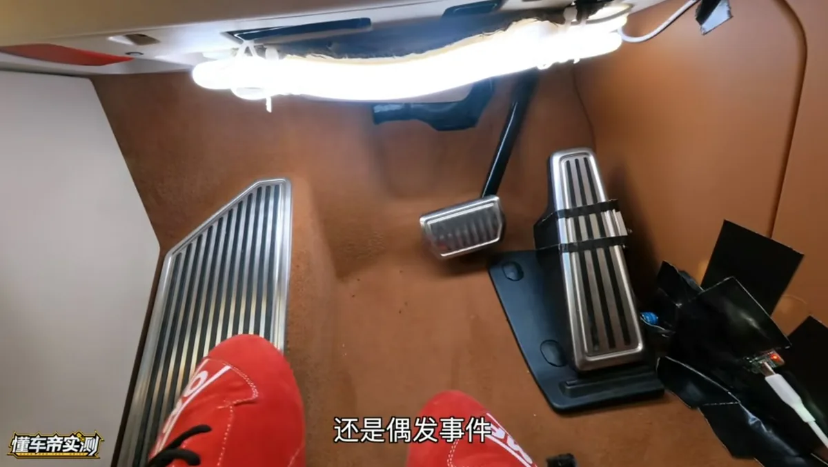 三辆尊界V800急煞踏板齐断裂 专家:任何情况下制动都不能坏 7 懂車帝實測影片。(影片截圖)