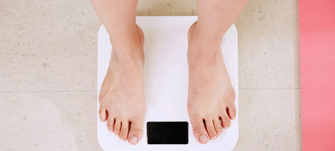 用电子秤测量体重（资料照片）