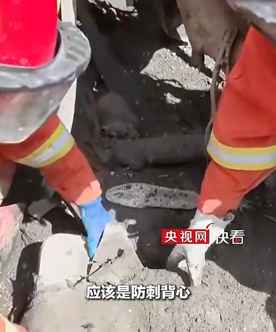 西藏泥石流|瘀泥中现警用背心 警察认领时声沙:这肯定是我们的 1 吉隆口岸一線的救援人員在現場搜尋失聯人員物品,將搜尋到的一件衣服交給現場警察辨認。