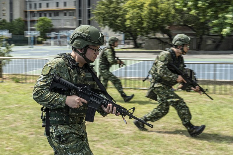 汉光42号军演现场观察:新制14天教召,能让后备军人真正恢复战力吗? 4 8月5日下午,氣溫最高攝氏34度,台北後備旅的教召員仍全副武裝,持美援的全新M4A1步槍進行臨戰訓練;但左一教召員的持槍姿勢違反了用槍安全守則,手指不得在非必要時伸進板機護弓中的大忌。(攝影/陳曉威)