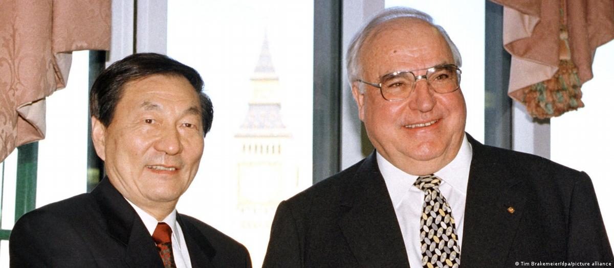 朱镕基去世:一个改革者的复杂遗产 1 1998年4月3日,德国联邦总理科尔(右)与中国总理朱镕基举行会谈。