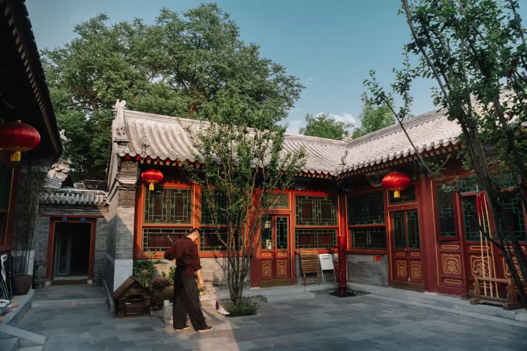 专访|黄鸿玺:十年“夜奔”,把武林搬进客栈 4 b1b58f7ca405a1d89e19c49575158cece5daa57457b9e397c0cf95cd279d7776 article