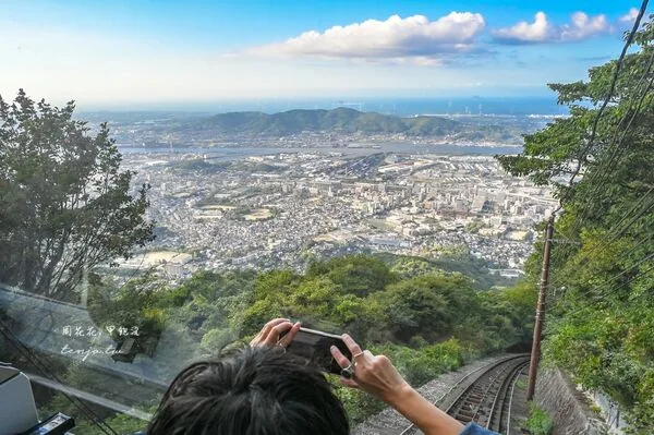 北九州皿仓山夜景攻略!免费接驳巴士、缆车票价一次看 9 ▲▼日本北九州皿倉山展望台的纜車交通、夕陽與夜景。(圖/《周花花》授權提供)