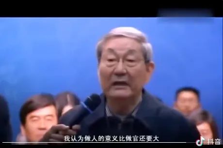 北京观察》库克、薄瓜瓜齐悼念!经济沙皇朱镕基留下「3大政治遗产」,北京最后一位改革派谢幕? 3 朱鎔基早年在清華的演講(翻攝自抖音,田暢提供)