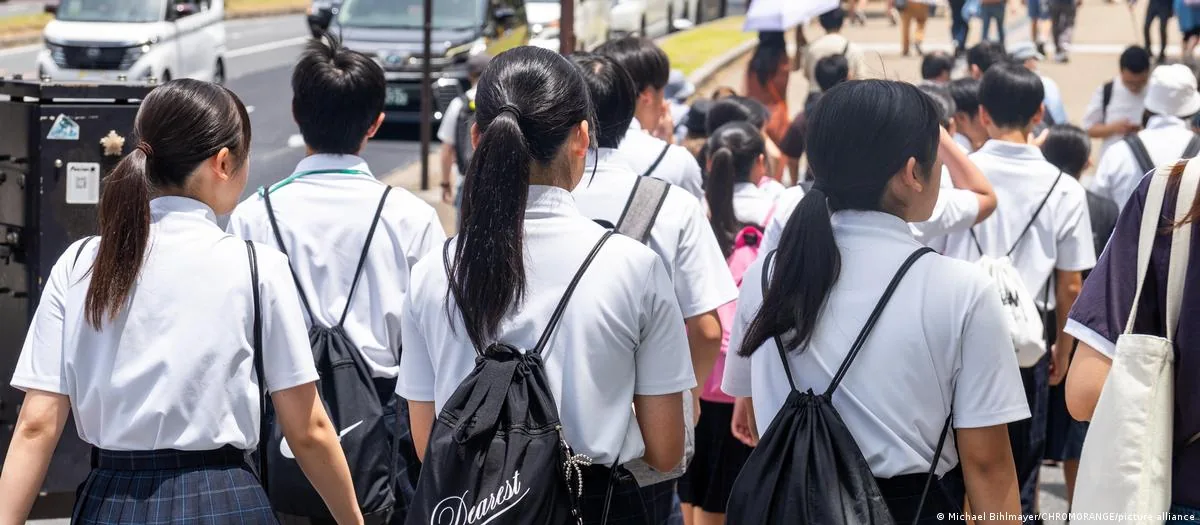 日本奈良，2026年 | 身穿校服的学生们正在上学途中