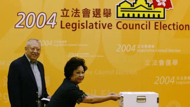 董建华（左）与夫人董赵洪娉（右）在香港公园体育馆参与立法会选举投票（12/9/2004）