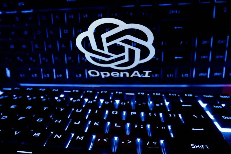 键盘上方屏幕显示的OpenAI标志