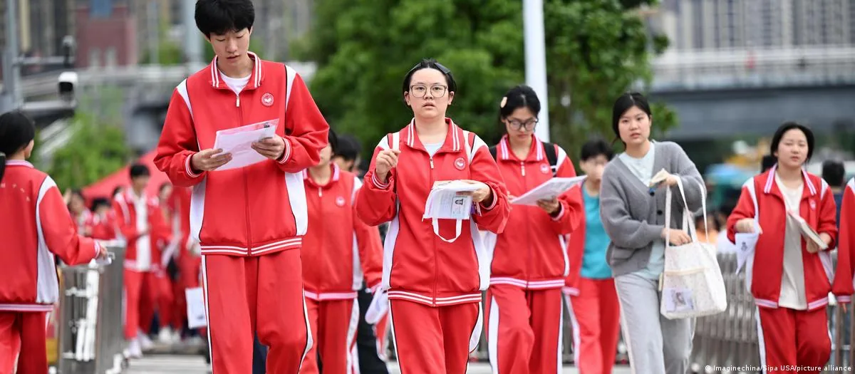 法兰克福汇报:中国式资本主义比欧洲残酷得多 1 2026年6月,正在去参加高考的中国中学生。(资料图)