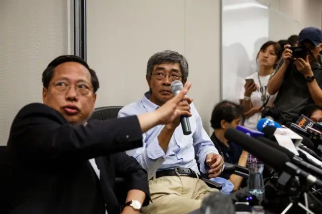 2016年6月16日，一度被北京当局拘押的香港铜锣湾书店店长林荣基在何俊仁陪同下举行记者会。