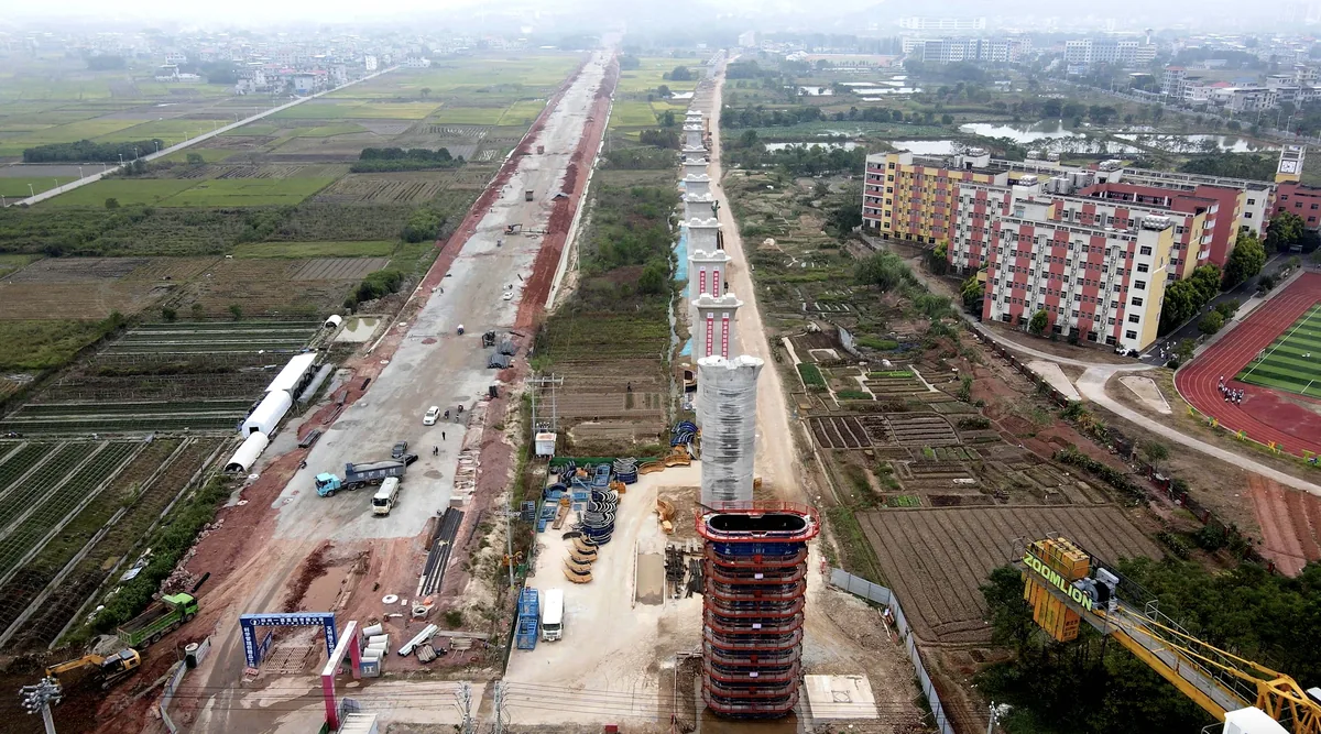 桥墩和道路施工现场(资料图片)