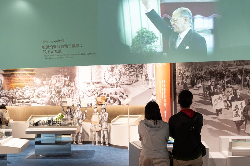 以多国解密文件,重新审视李登辉与他的时代──专访美国胡佛文件馆东亚馆藏部主任林孝庭 3 位在新北市林口區的國家檔案館,常設展「島讀.我們的故事」呈現出1990年代李登輝執政初期,包括野百合學運等一連串蓬勃的街頭抗爭運動。(攝影/李昆翰)