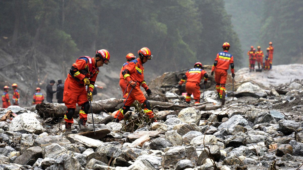 2026年8月29日，中國西藏自治區日喀則市（Shigatse）吉隆縣（Gyirong）發生泥石流後，消防員沿河展開搜救行動。（Reuters）