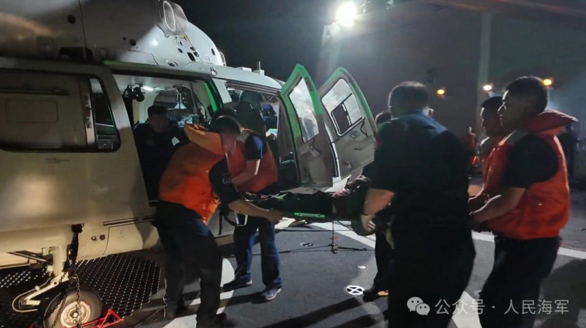 浙江渔民捕捞时断臂流血不止 东部战区连夜出动多艘舰艇联合救援 3 鄭州艦官兵轉運受傷漁民