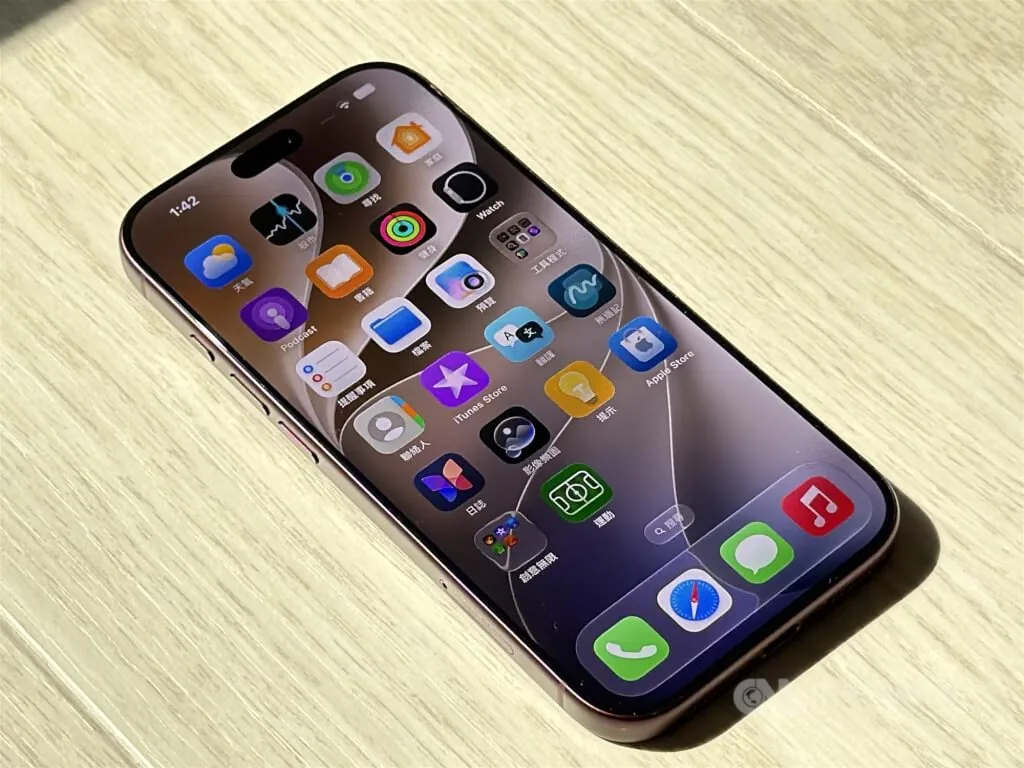一部iPhone手机放在桌面上(资料照片)
