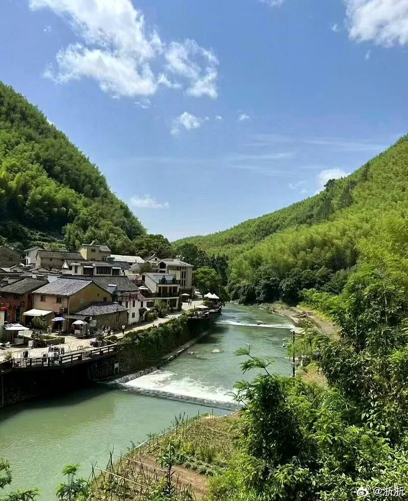 走進浙江桐廬蘆茨村宛如走入「富春山居圖」裡的詩意。（取材自小紅書）