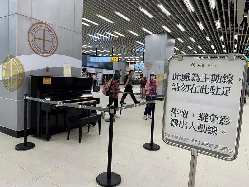 台南車站公共鋼琴爆紅，也吸引眾多民眾自備樂器表演，車站大廳宛如音樂廳，站方昨天貼出「站區內禁止未經申請樂器演奏」，掀起議論，台南市府前往溝通了解後，上午已改貼新公告，提醒不得有商業行為、影響動線等事項。圖／讀者提供