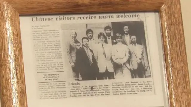 萨拉·兰蒂家中用相架装裱起来，1985年5月8日习近平访问马斯卡廷的报导（2026）