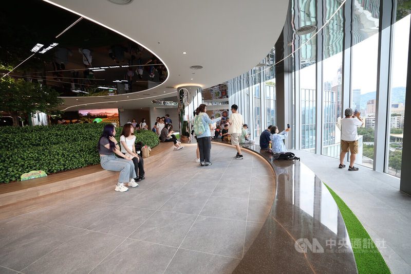 远东Garden City全区试营运 目标百亿营收挑战新竹以北王座 4 遠東SOGO旗下大巨蛋Garden City B區商場棟「莫內花園」22日展開試營運,8樓的景觀休憩區提供絕佳視野。中央社記者張新偉攝 115年8月22日