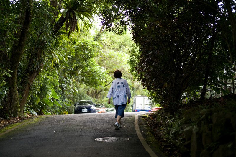 高龄海啸第一排:卸下照顾重担的他们,如何预习自己的老?专访郭强生、郑秋豫 8 鄭秋豫沒有亞洲文化裡要下一代照顧父母的觀念。她覺得這樣要求下一代,是很殘忍的。(攝影/黃世澤)